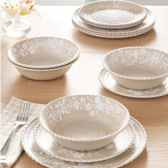 The Pioneer Woman Other - The Pioneer Woman  Melamine Floral Dinnerware Set - Brown and White